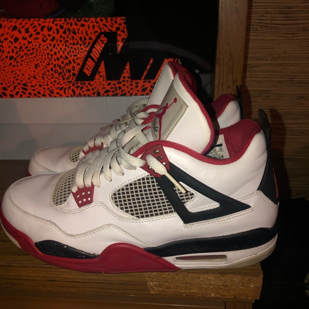 Air Jordan 4 fire red